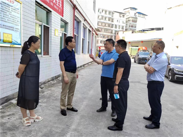 近日，重慶市萬州區(qū)委常委、副書記李慶一行蒞臨重慶樹上鮮食品集團調(diào)研指導(dǎo)工作。并要求企業(yè)一邊抓好經(jīng)營生產(chǎn)“保穩(wěn)促增、聚力發(fā)展”、一邊加快重慶市重點工程“年產(chǎn)5萬噸調(diào)味品”項目的建設(shè)工作，實現(xiàn)企業(yè)整體搬遷工業(yè)園區(qū)目標！